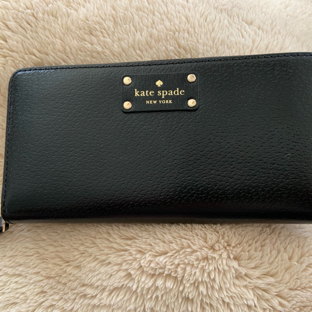 This is a brand new beautiful wallet. Never been used.